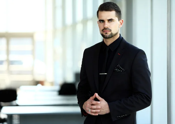 Bonito sorriso confiante empresário retrato — Fotografia de Stock