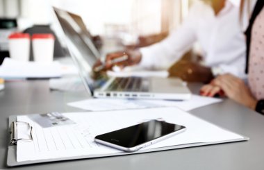 İş adamları çeşitli toplantı kavramı beyin fırtınası