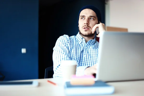 Gutaussehender Mann, der von seinem Home Office aus arbeitet. Businesspläne am Laptop analysieren. verschwommener Hintergrund, Filmeffekt — Stockfoto