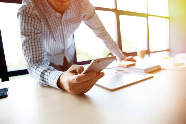 Jovem empresário trabalhando com dispositivos modernos, tablet digital e telefone celular — Fotografia de Stock