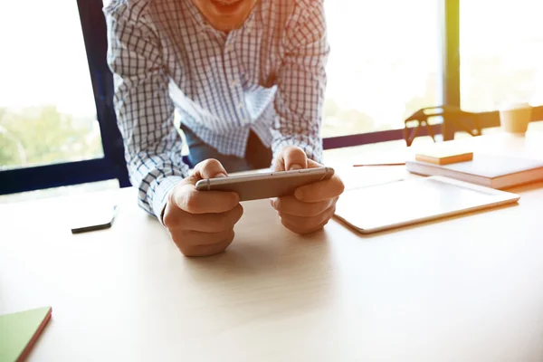 Jovem empresário trabalhando com dispositivos modernos, tablet digital e telefone celular — Fotografia de Stock