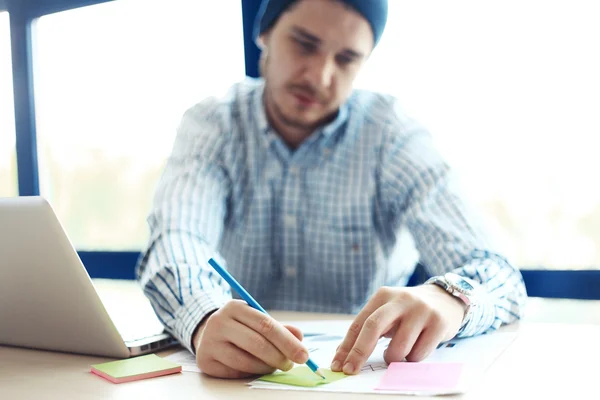 Uomo d'affari che lavora in ufficio con laptop e documenti sulla scrivania — Foto Stock