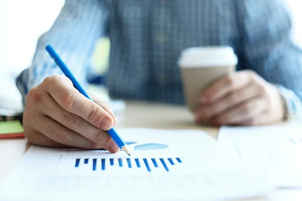Business rådgivare analysera ekonomiska siffrorna betecknar framsteg i arbetet med företaget — Stockfoto