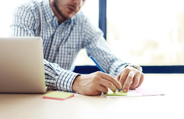 Zakenman werkt op kantoor met laptop en documenten op zijn bureau — Stockfoto