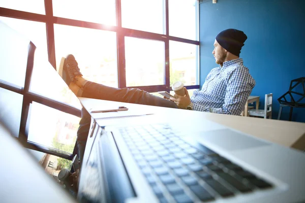 Foto grafisch ontwerper werken met nieuwe project moderne loft. Generieke ontwerp notebook op houten tafel. Analyseer plannen, papers, hands Keyboard — Stockfoto