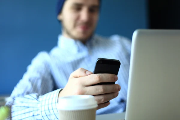 Uomo d'affari che utilizza internet su smartphone e laptop — Foto Stock