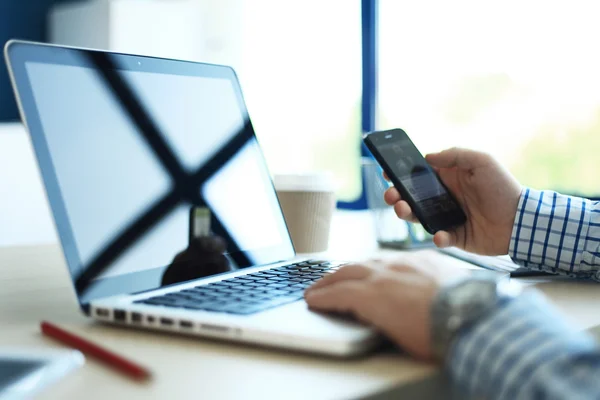 Hombre de negocios que utiliza Internet en el teléfono inteligente y portátil —  Fotos de Stock