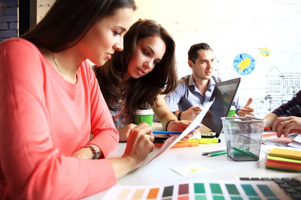 Grupo de jóvenes empresarios y diseñadores que trabajan en un nuevo proyecto . — Foto de Stock