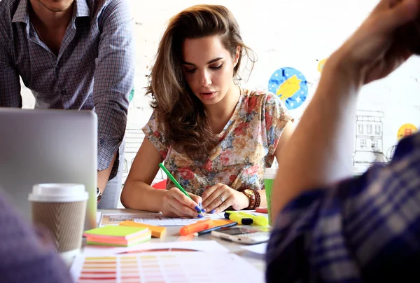 Grupo de jóvenes empresarios y diseñadores que trabajan en un nuevo proyecto . — Foto de Stock