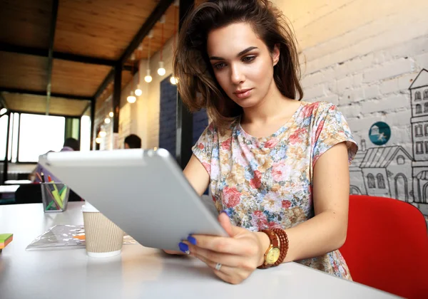 Souriant jeunes femmes utilisant une tablette numérique au bureau — Photo