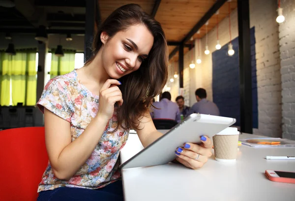 Souriant jeunes femmes utilisant une tablette numérique au bureau — Photo