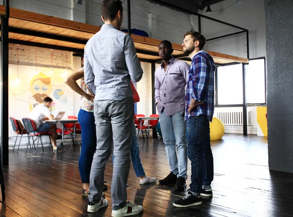 Démarrage entrepreneurs travaillant sur leur entreprise dans l'espace de coworking — Photo