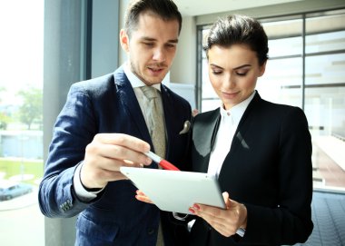 Genç profesyoneller modern ofisinde çalışıyorum. İş mürettebat başlamak ile çalışma.