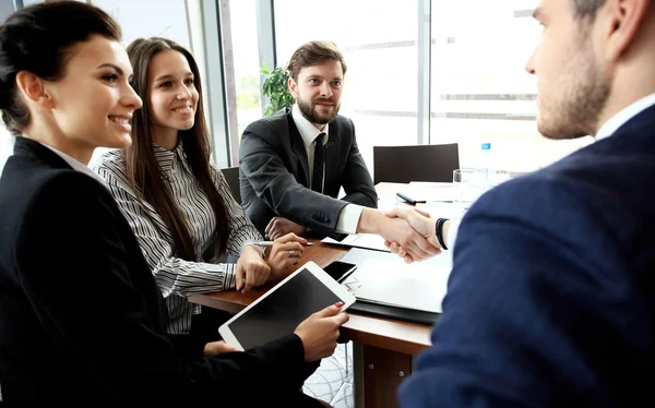 Zakenmensen schudden elkaar de hand en ronden de vergadering af. — Stockfoto