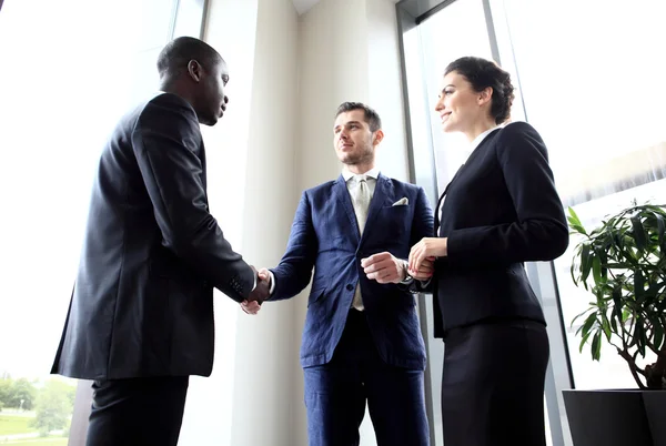 Gente de negocios dándose la mano, terminando la reunión —  Fotos de Stock