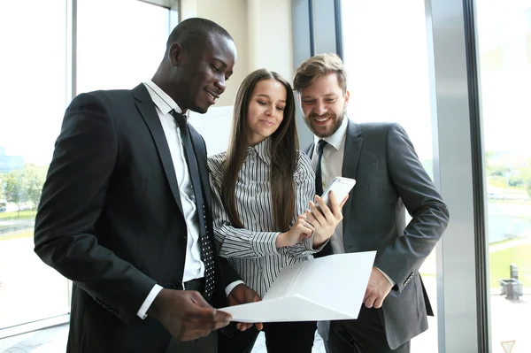 Jóvenes profesionales trabajan en una oficina moderna.Equipo de negocios que trabaja con startup . — Foto de Stock