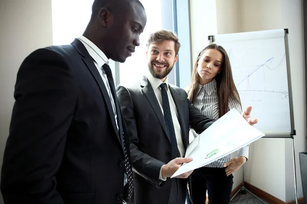 Giovani professionisti lavorano in uffici moderni.Equipaggio aziendale che lavora con startup . — Foto Stock