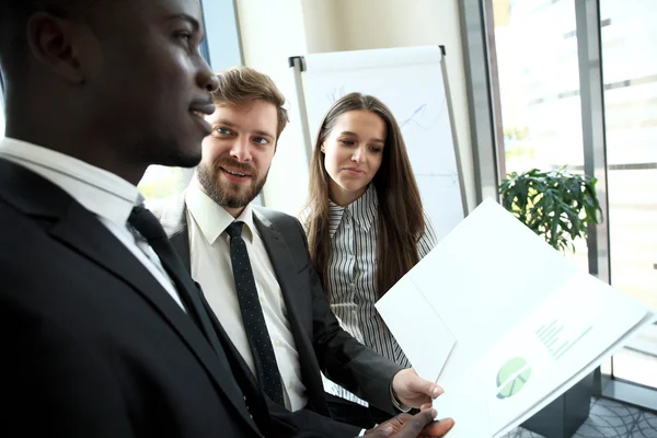 Jóvenes profesionales trabajan en una oficina moderna.Equipo de negocios que trabaja con startup . —  Fotos de Stock