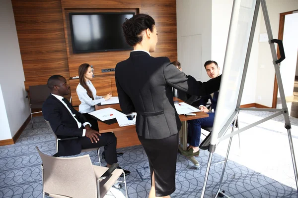 Femme faisant une présentation d'entreprise à un groupe — Photo