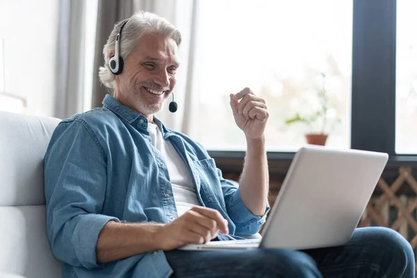 Sonriente agente de centro de llamadas masculino o telemarketer trabajo consultar cliente en línea, buen concepto de servicio al cliente — Foto de Stock