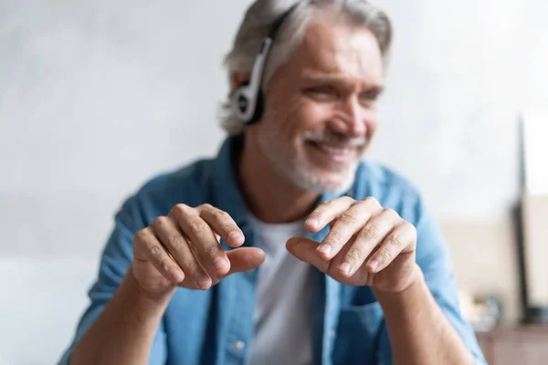 Head shot man sitta på soffan i vardagsrummet gör videosamtal tittar på kameran, samtal med avlägsen videokall — Stockfoto