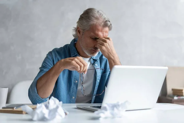 Stressé freelance fatigué a mal à la tête et de penser comment terminer son travail, tenant le pont du nez, masser — Photo