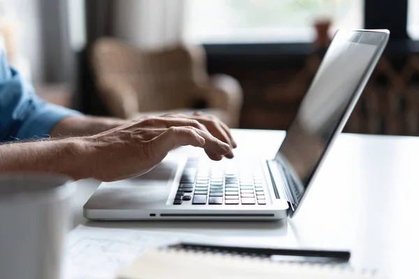 Uomo d'affari che lavora sul computer portatile e beve caffè, da vicino. — Foto Stock