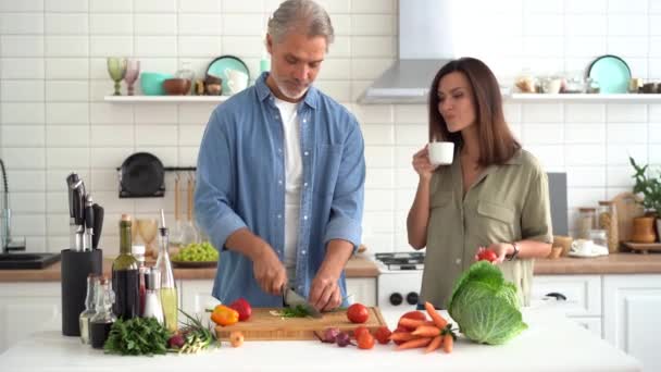 Casal feliz cozinhar juntos em casa. Casal casal flertando em casa cozinha — Vídeo de Stock