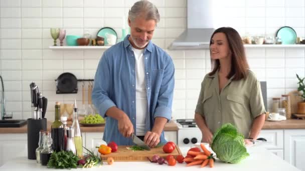 Bon couple cuisiner ensemble à la maison. Couple marié flirter à la maison cuisine — Video