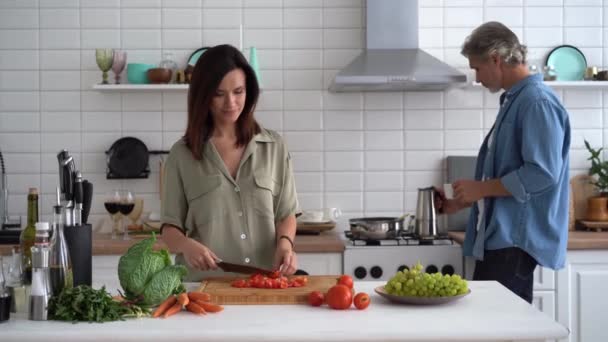 Pareja feliz cocinando juntos en casa. Pareja casada coqueteando en casa cocina — Vídeo de stock