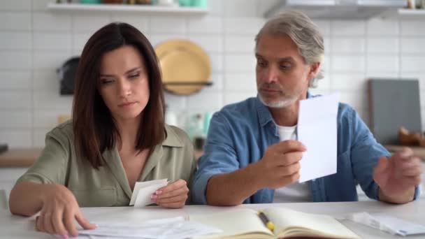 Οικογενειακό ζευγάρι που κάνει τον προϋπολογισμό σχεδιασμού εγγράφων συζητώντας τα χρήματα χρηματοδοτεί πληρωμές — Αρχείο Βίντεο