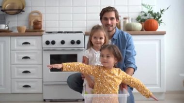 Mutlu baba, küçük şirin çocukların bindiği bir kutuda koşuyor.