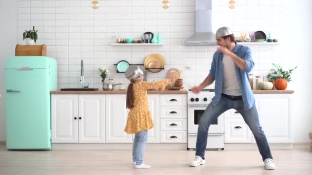 Baba ve kızı birlikte eğleniyorlar. Modern mutfakta kavga ediyorlar. — Stok video