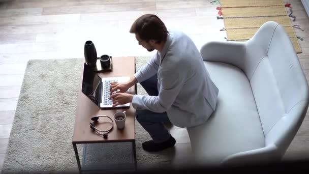 Sorrindo empresário profissional positivo trabalhando no computador portátil em casa — Vídeo de Stock