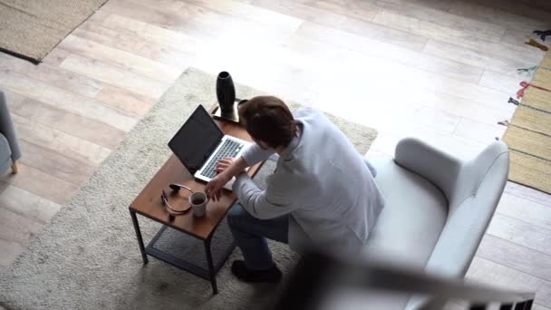 Улыбающийся позитивный профессиональный бизнесмен, работающий дома на ноутбуке — стоковое видео