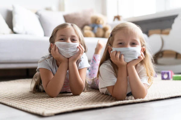 Covid-19 를 보호하기 위해 마스크를 쓰는 아이들. 코로나 바이러스 대유행 예방을 위해 집에서 격리 조치를 취하라 — 스톡 사진