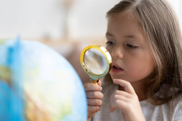 Conceito de educação e escola. menina apontando para o globo. — Fotografia de Stock