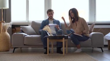 Hüsrana uğramış genç bir çift yüksek ipotek oranlarından dolayı stresli.