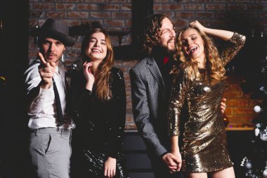 Dans etmeyi seviyorlar. Bir grup genç insan şampanya kadehleriyle dans ediyor ve mutlu görünüyorlar..