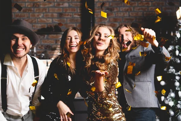 De älskar att dansa. En grupp vackra ungdomar som dansar med champagneflöjter och ser glada ut. — Stockfoto