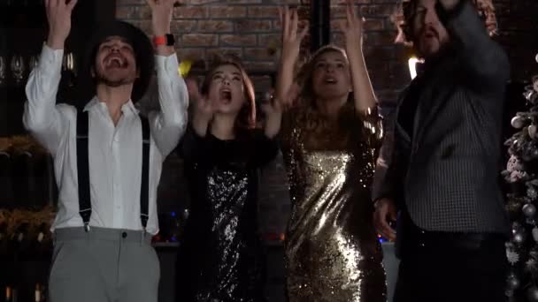 Amigos comemorando anos novos véspera festa dançando jogando confete desfrutando — Vídeo de Stock