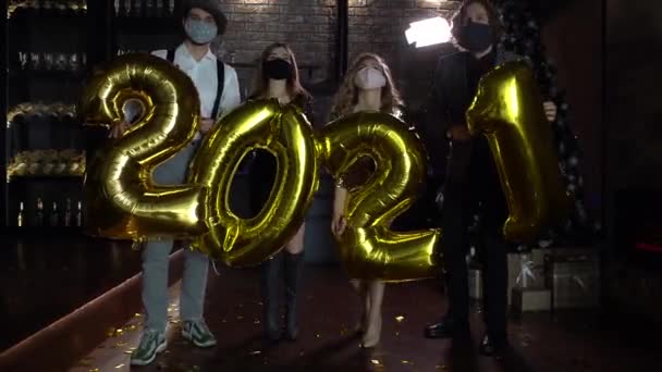 Szczęśliwego Nowego Roku 2021. Ludzie cieszący się świętowaniem Sylwestra — Wideo stockowe
