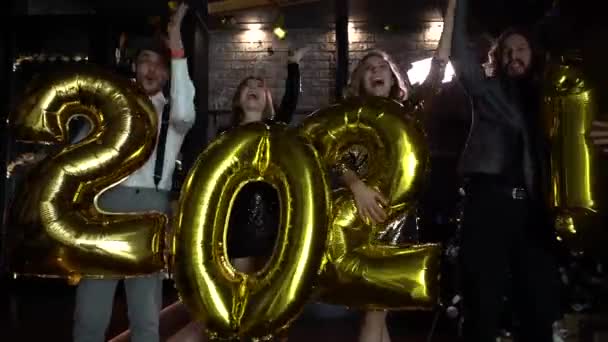 Selamat tahun baru 2021. Orang-orang menikmati perayaan pesta Malam Tahun Baru — Stok Video