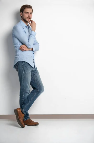 Dlouhý studiový portrét ležérního mladíka v džínách a košili. Izolováno na bílém pozadí. — Stock fotografie