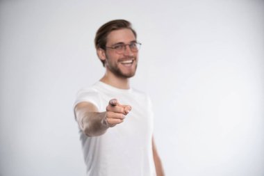 Gülümseyen adam seni işaret ediyor, izole bir şekilde..