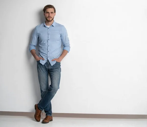 Retrato de estúdio completo de homem jovem casual em jeans e camisa. Isolado sobre fundo branco. — Fotografia de Stock