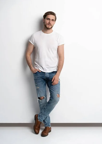 Ritratto in studio a figura intera di giovane uomo casual in jeans e camicia. Isolato su sfondo bianco. — Foto Stock