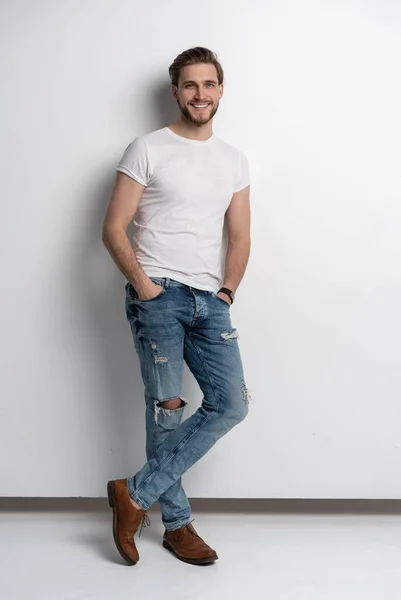 Kot pantolon ve gömlek giymiş sıradan bir gencin stüdyo portresi. Beyaz arkaplanda izole. — Stok fotoğraf