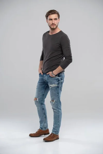 Ritratto in studio a figura intera di giovane uomo casual in jeans e camicia. Isolato su sfondo bianco. — Foto Stock
