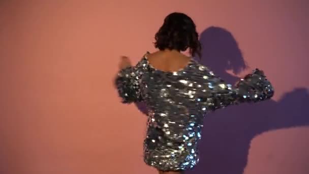 Joven bonita mujer usando vestido de noche bailando en una fiesta de Nochevieja — Vídeos de Stock